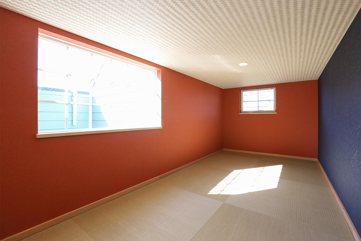 屋根裏：小屋根スペースは思いっきり「和」！ただの和室ではないモダン和室は、網代天井に主張カラーの和紙壁