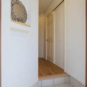玄関：ドアを開けたらすぐに目に入る位置に設けたニッチ飾り棚。おうちの顔とも言えるディスプレイスペースです。
