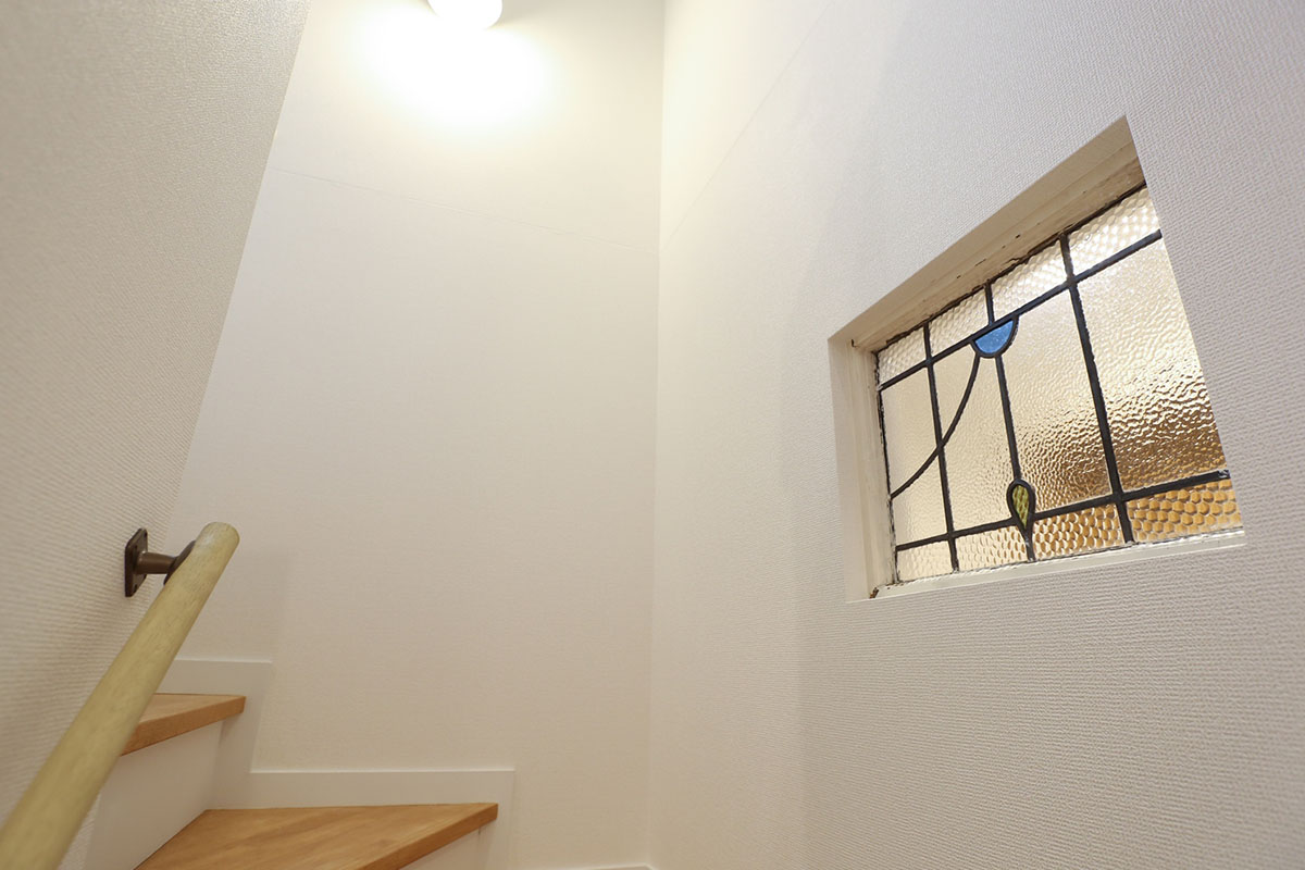 階段：お施主様こだわりのアンティークステンドガラスをはめ込み、きらめく印象の階段室に。