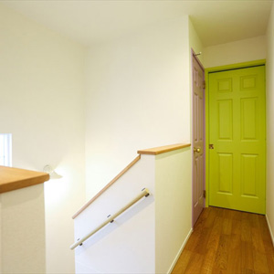 廊下：キレイなカラーに塗り分けた印象的なアメリカ製ドア達。なんと引き戸仕様で、お互いの動線を邪魔しません。