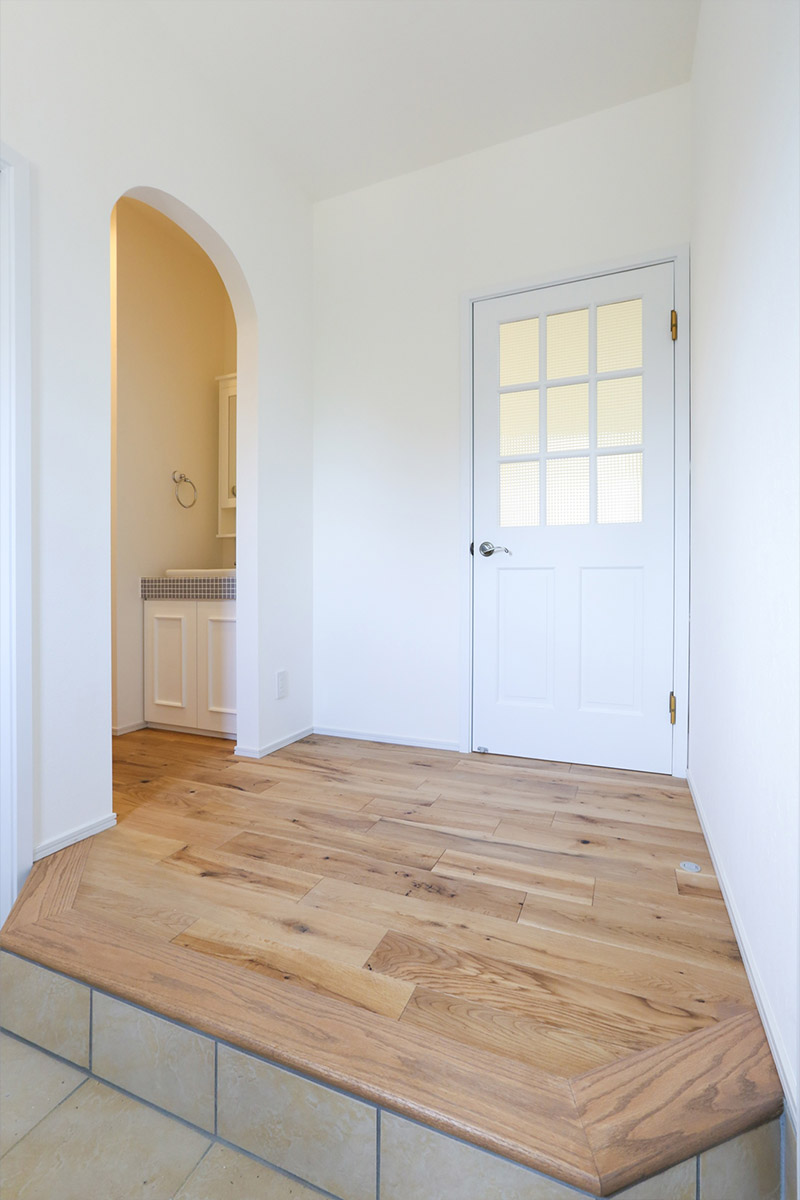 玄関：無垢床とアーチが美しい玄関は、お家に入るのが毎日楽しくなりそう♪