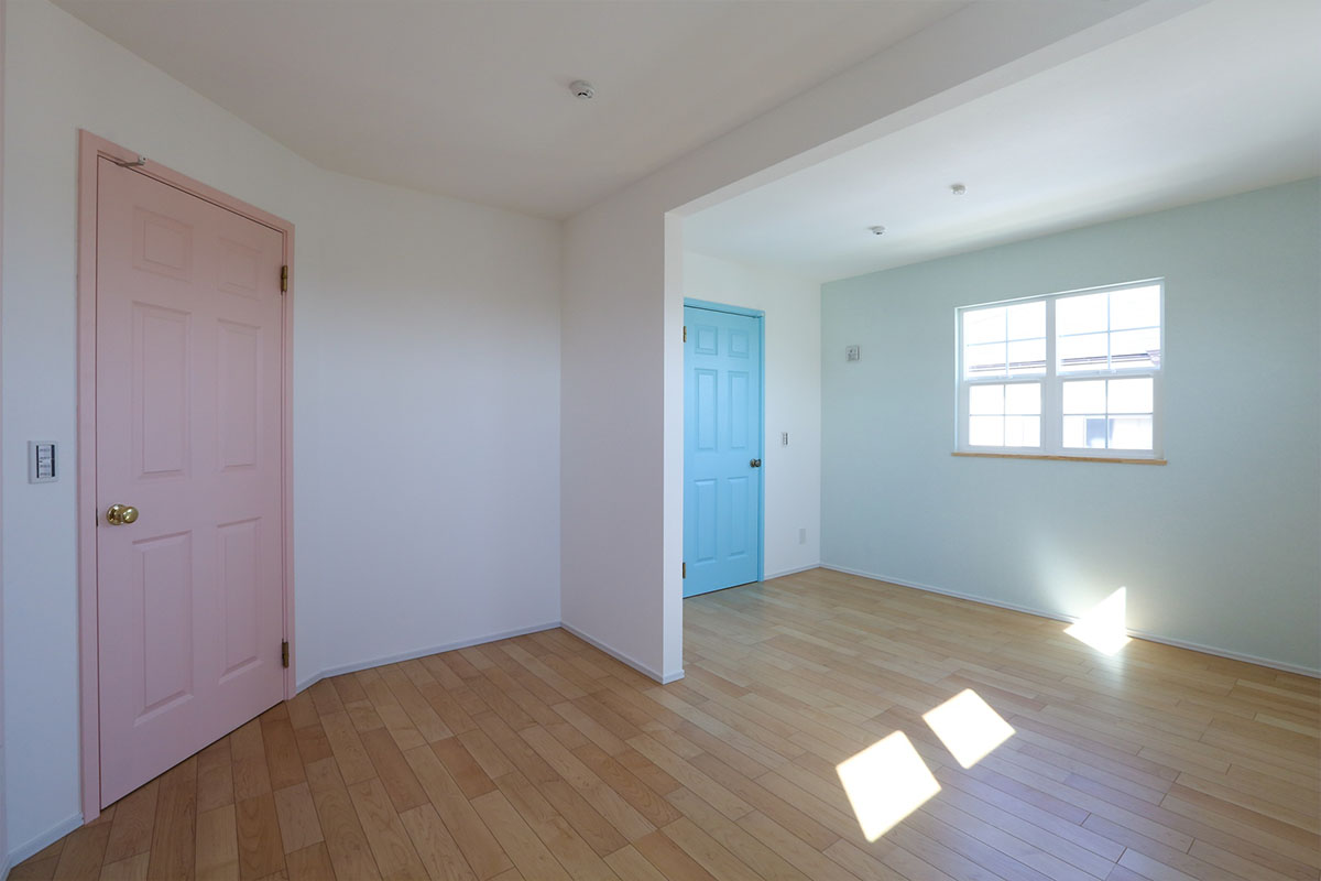 子供部屋：将来間仕切りを考えた子供室は、かわいいカラーのドアに合わせ、一面だけ淡く色づけ。この写真で見えない反対側はペールピンクです(*^_^*)