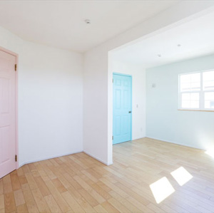 子供部屋：将来間仕切りを考えた子供室は、かわいいカラーのドアに合わせ、一面だけ淡く色づけ。この写真で見えない反対側はペールピンクです(*^_^*)