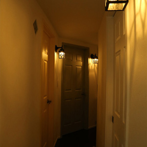 廊下：すべてのお部屋のドアに街灯のようなランプを施工。パリのアパルトマンのようなおしゃれな雰囲気に。