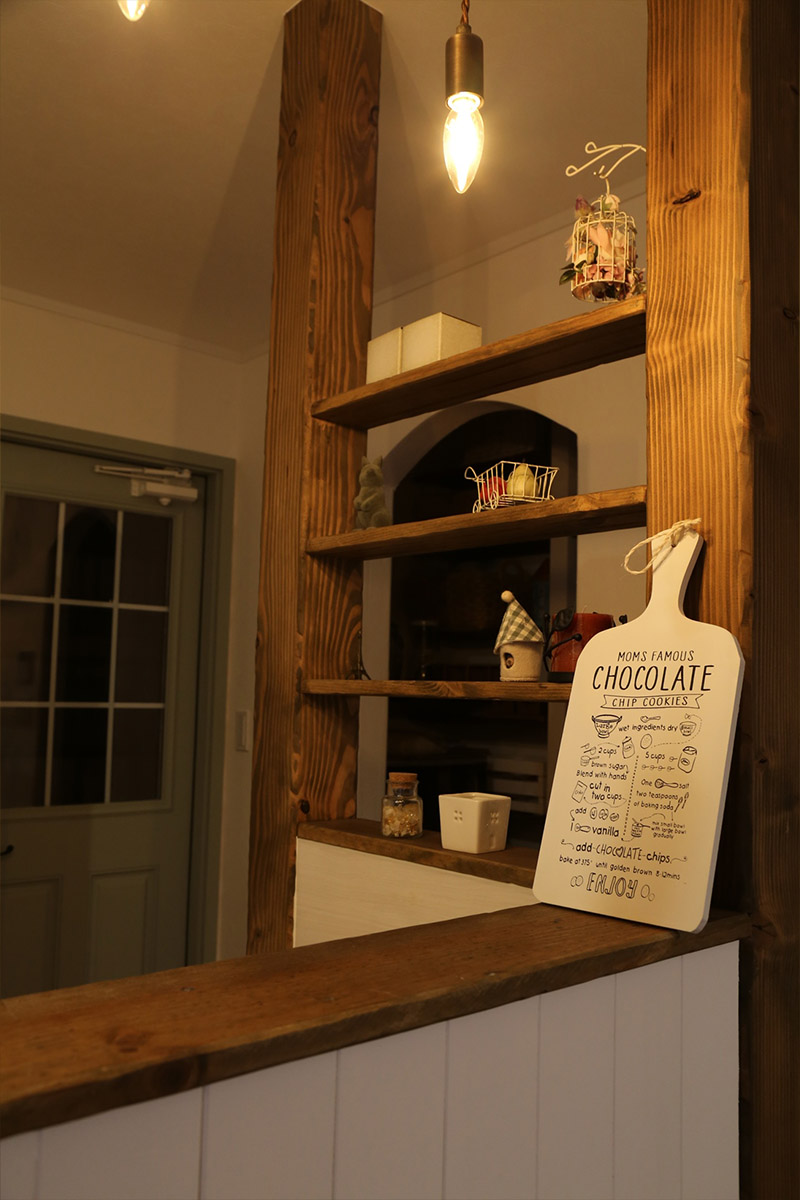 キッチン：キッチンカウンターには、アンティークウッドの飾り棚を配置。古びのある木材が素敵です。
