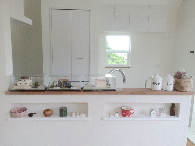リビング：キッチンカウンターの背面には飾り棚スペース。かわいい小物を置いて、おしゃれに魅せるアクセントになります。