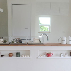 リビング：キッチンカウンターの背面には飾り棚スペース。かわいい小物を置いて、おしゃれに魅せるアクセントになります。