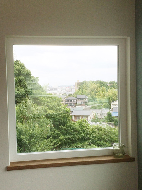 窓：遠くの山々まで一望できる窓。季節ごとに移り変わる風景画のような景色が楽しめます。