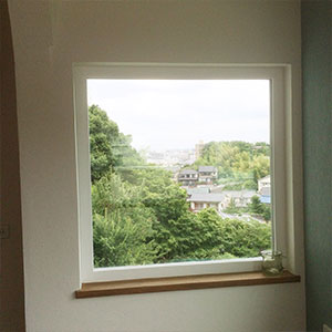 窓：遠くの山々まで一望できる窓。季節ごとに移り変わる風景画のような景色が楽しめます。