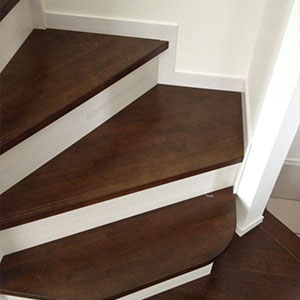 階段：階段の最下段は、限られたスペースを活かし、かつデザインのアクセントにも♪