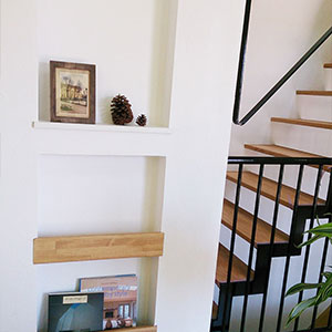 収納：階段横にはブックシェルフ。かわいい絵本や素敵な表紙の洋書を見せるスペースに♪