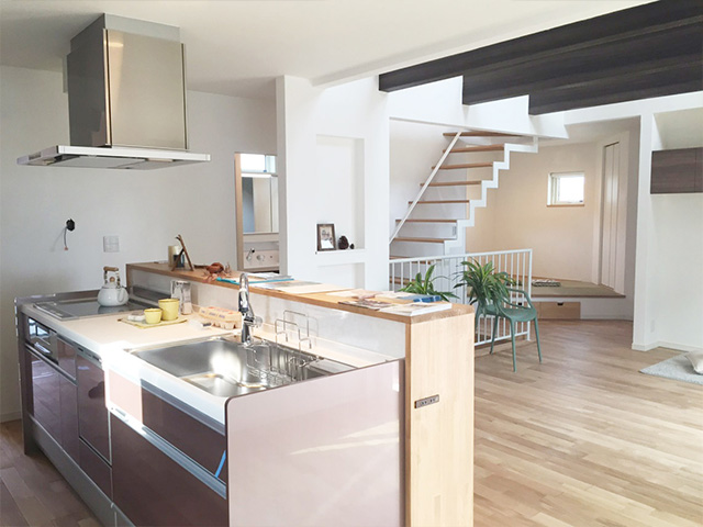キッチン：開放的なオープンキッチンは、リビング全体を見渡せる、日当たりの良い空間に