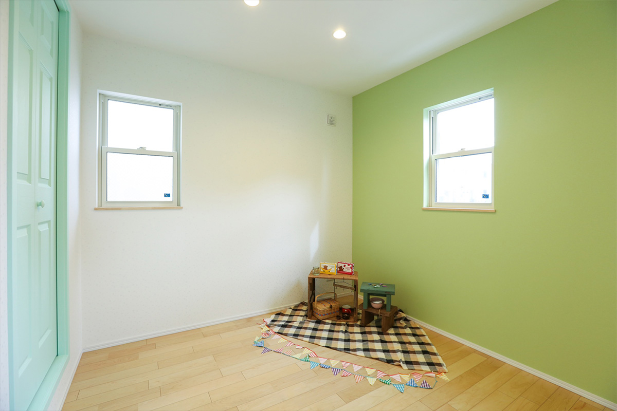 子供室：一面をグリーンに配色したお部屋は、壁の色とドアの色、トーンの違うグリーンが見事にマッチングしています。