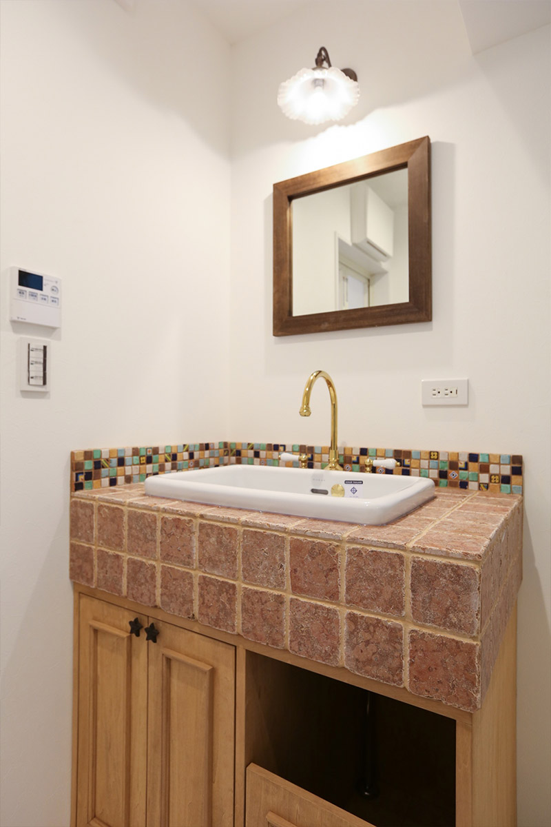 洗面：オリジナルの造作洗面台は、輸入アンティークタイルが雰囲気を作り出しています。