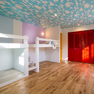 子供部屋：姉妹それぞれの好きな色に囲まれたベッドから見上げれば、青空。お部屋を広く見せる効果も！