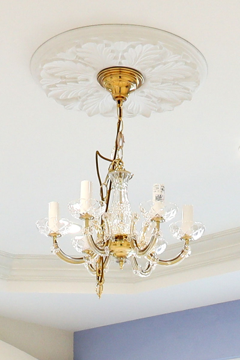 リビング：「メダリオン」と呼ばれる天井飾りが、シャンデリアをより豪華に魅せてくれます。