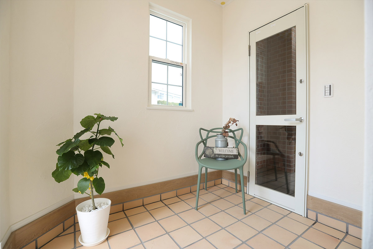 玄関：玄関とビルトインガレージと居室をつなぐ空間は、小さなサロンのよう♪