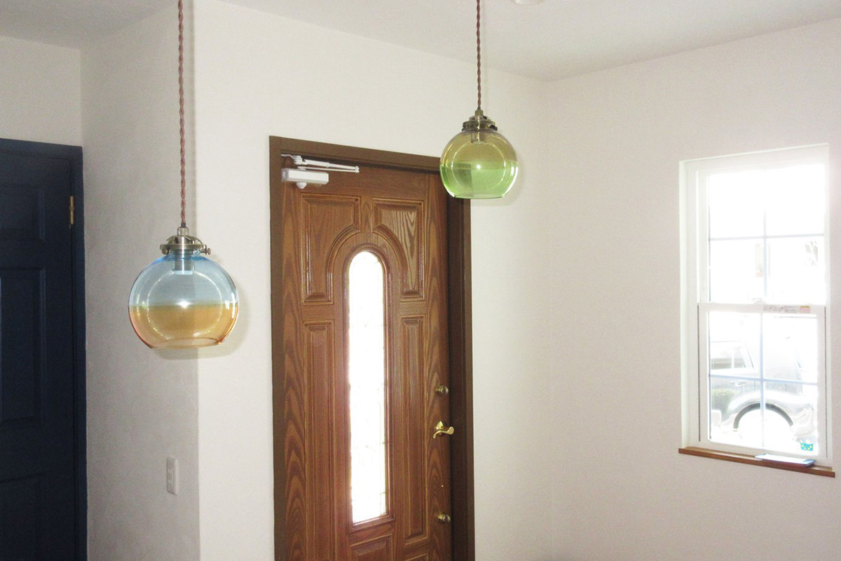 玄関：変わり色吹きガラスのランプが、暖かく迎えてくれます。