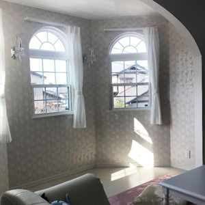 リビング：多角形仕立てのお部屋は子世帯リビング。アーチ窓を通った光がかわいい形(*^_^*)