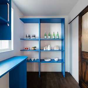 ［収納］とっても広いキッチンの収納庫。アクセントの青い棚で、整理整頓もバッチリです。