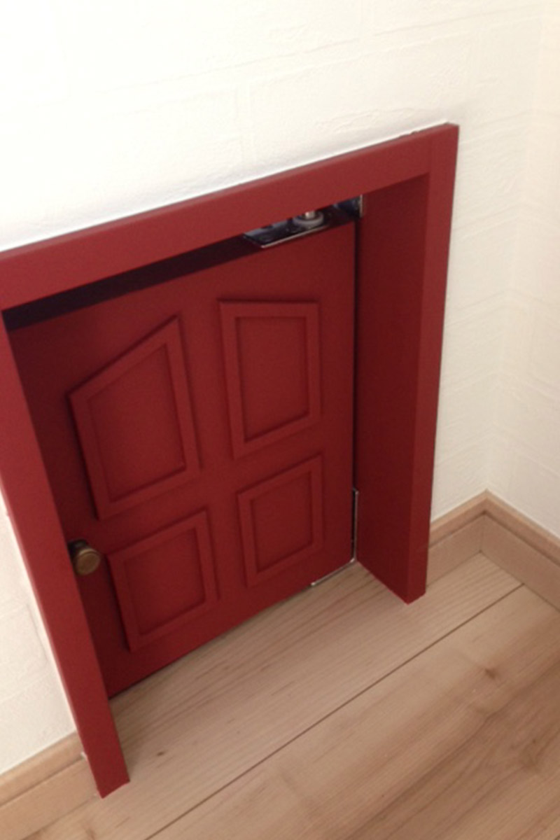 ［その他］ネコちゃん専用のドア。お施主様の好きな？ネコちゃんの好きな？赤色に仕上がりました。