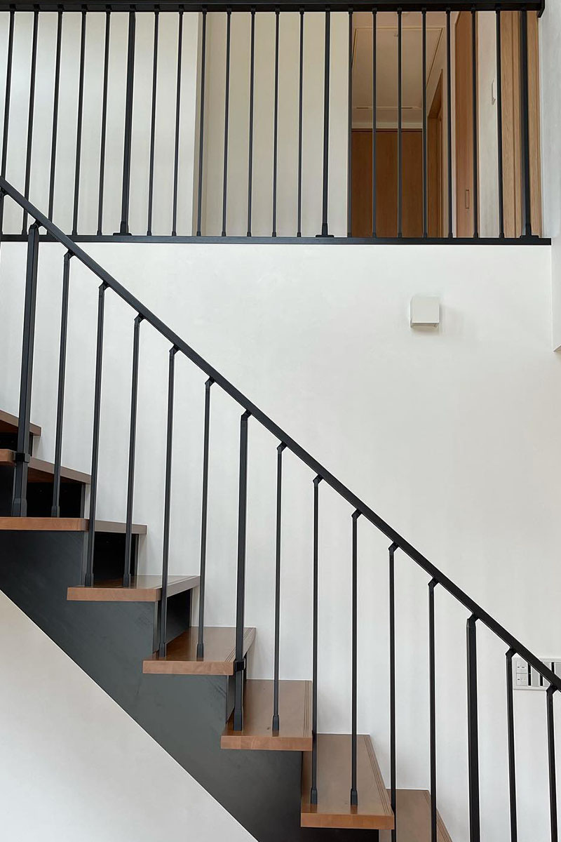 ［階段］白と木目調でナチュラルな室内に黒でシックな階段。インテリアにもなるスケルトン階段です。