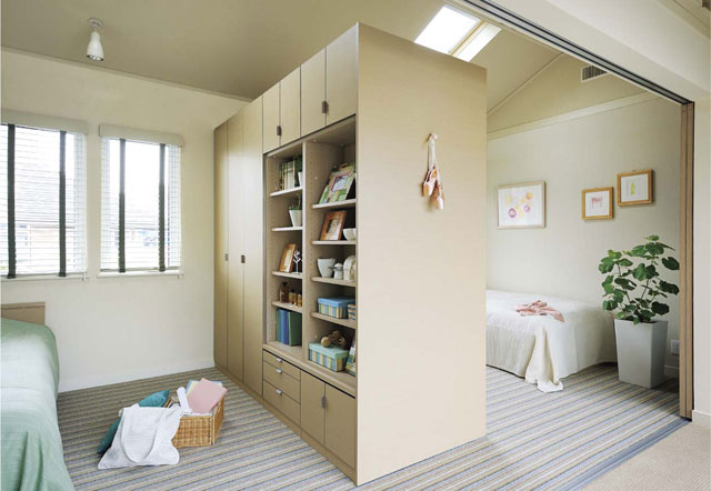子ども部屋は将来への可変性が出るように、収納棚で部屋を分ける形式