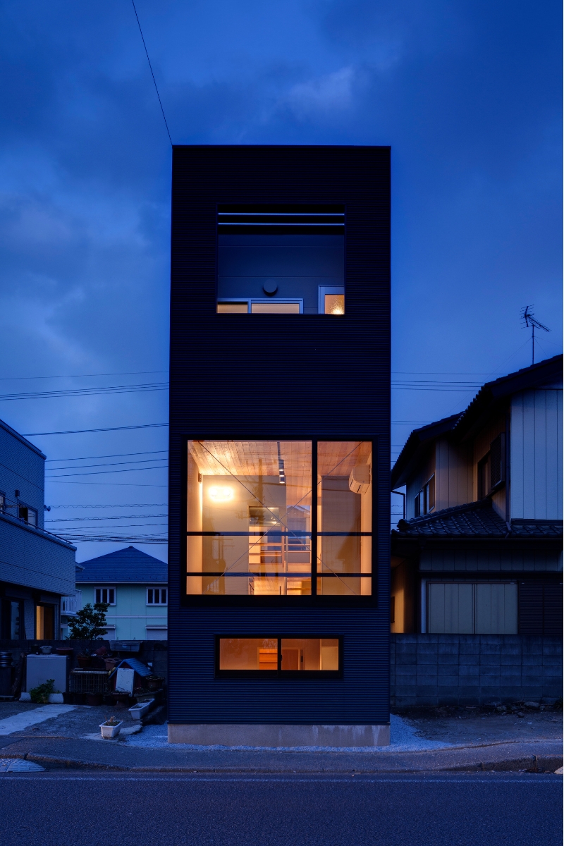 建物裏面夜景
