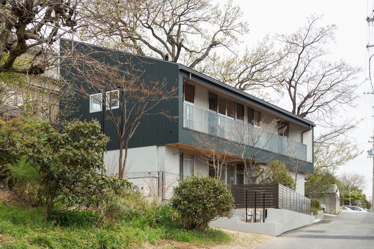 建物全景。裏手にクヌギの大木が見える