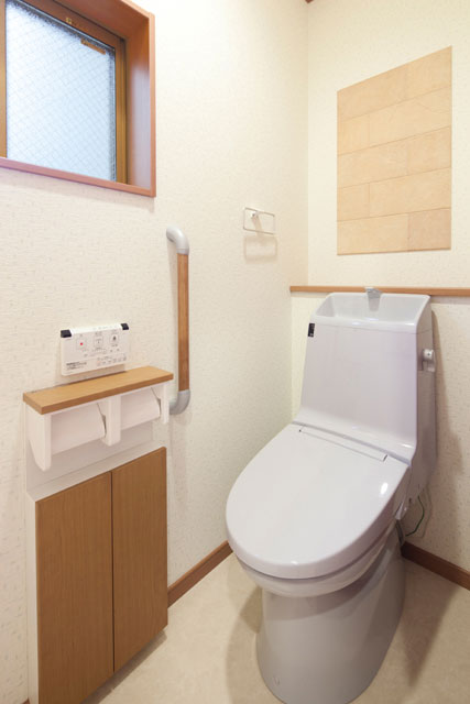 調湿デザインタイルが施されたトイレ