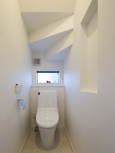 階段下スペースを有効活用したトイレ