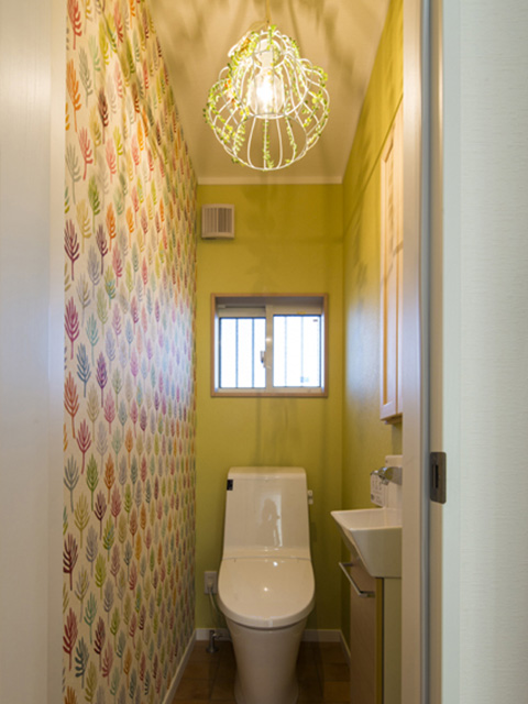 デザインクロスを採用した明るいトイレ