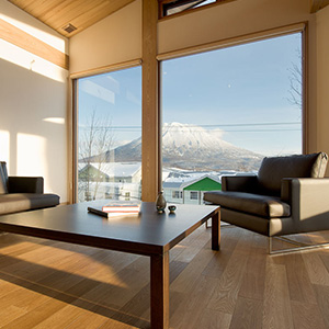窓から富士山が見え、大きい窓がお部屋を明るく演出してくれます。