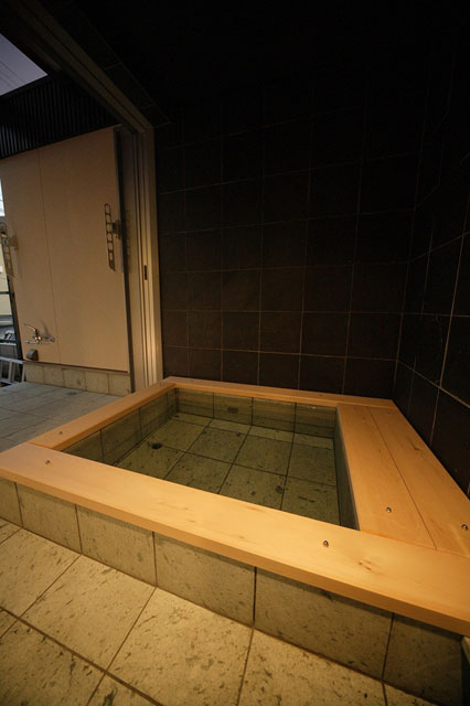 全て本物石を使用した浴室、風呂縁には水に強いヒバ材