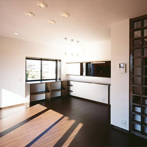 濃い色の床材を使用、同色で他部材もコーディネートし、まとまり感のある部屋に。
