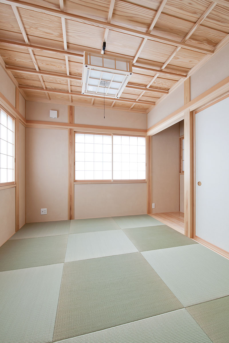 2階に配置されたモダンな和室は半畳を採用。大工さんオリジナルの天井は板を斜めに重ね合わせ、格子を組みました。小窓からは薪ストーブの暖かい空気も取り込めます。