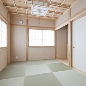 2階に配置されたモダンな和室は半畳を採用。大工さんオリジナルの天井は板を斜めに重ね合わせ、格子を組みました。小窓からは薪ストーブの暖かい空気も取り込めます。