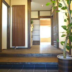 玄関。茶色のパネルヒーターと床材に合わせたブラウン色で和風の室内にも違和感なく溶け込んでいます。杉の木は柔らかく足ざわりがとっても優しいです。 