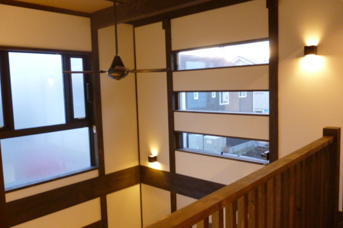 階段をあがるとシーリングファンが回っています。窓の配置が斬新です。