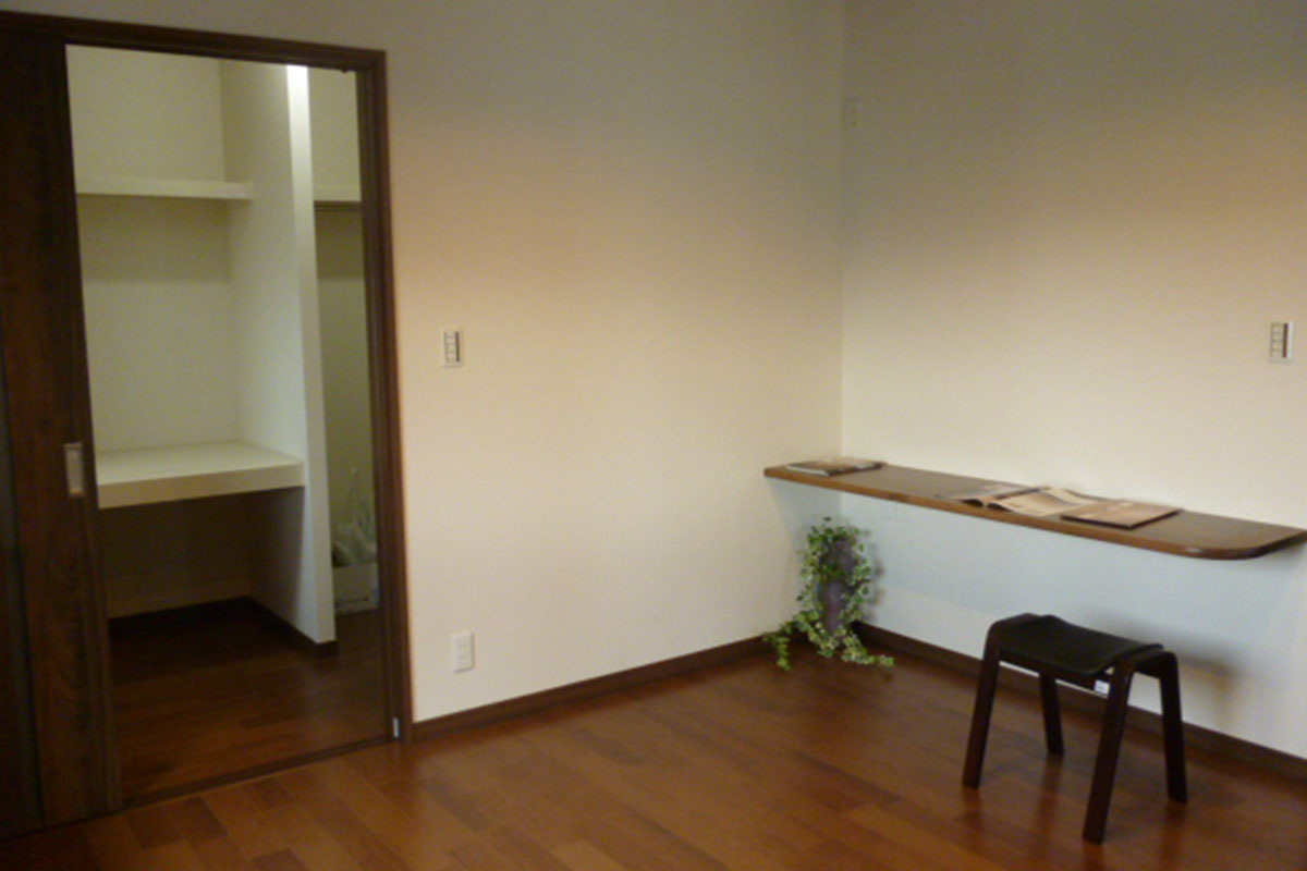 2階居室。床材はパナソニックの建材、リアロを使用しております。