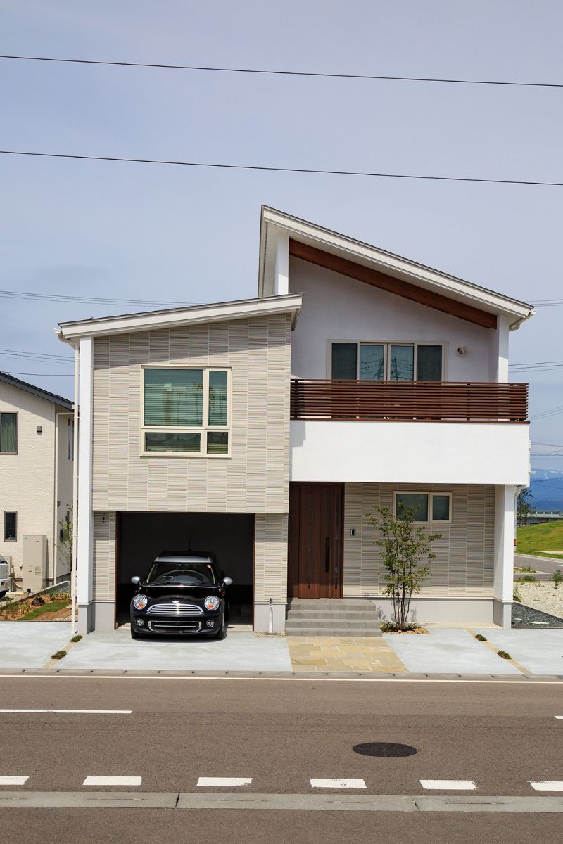 外観　雨の日も安心のガレージ付き　