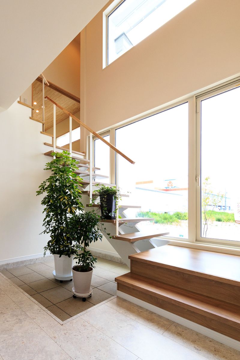 階段　大きな窓があり開放的な階段