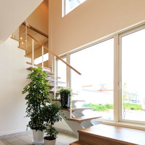 階段　大きな窓があり開放的な階段