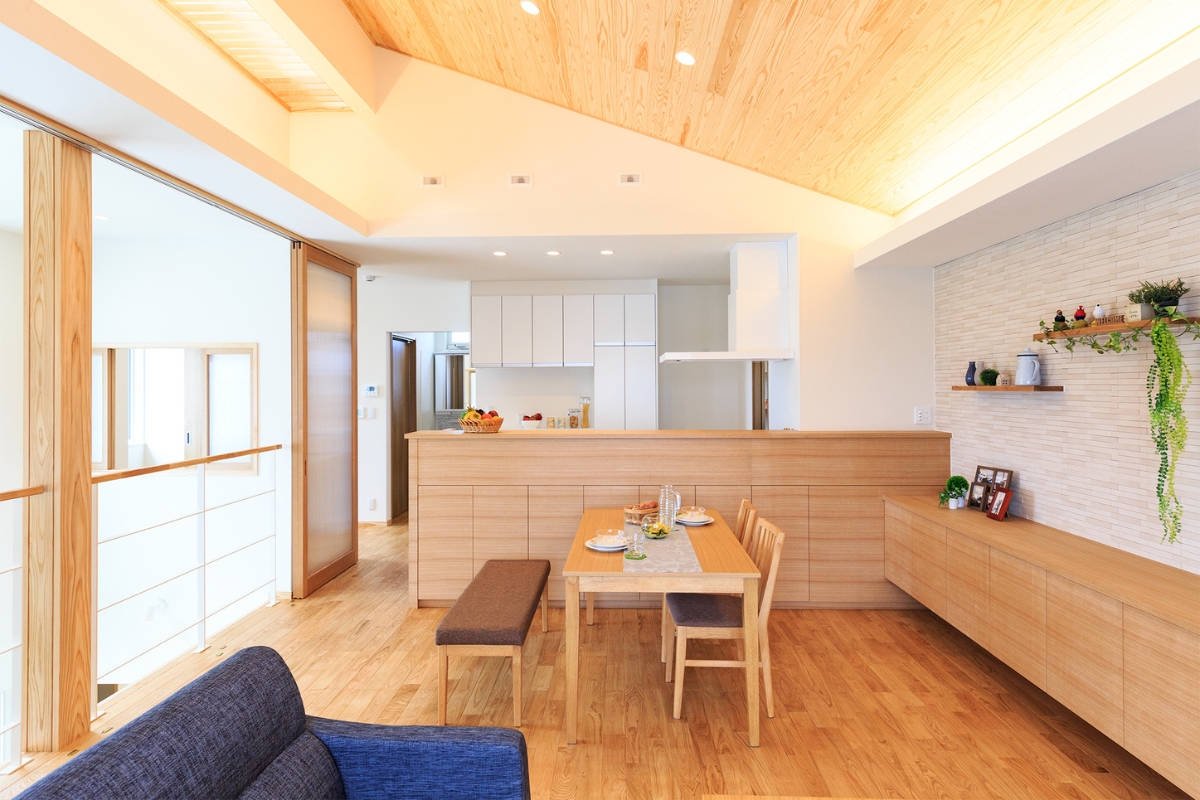 LDK　屋根形状を活かした勾配天井