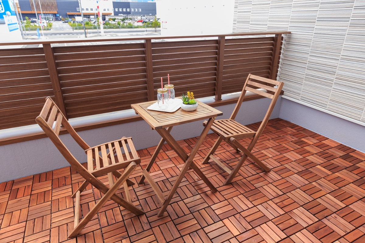バルコニー　リビングから出られるウッドパネル敷のバルコニー
