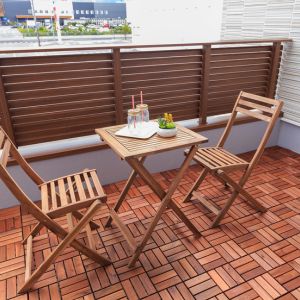 バルコニー　リビングから出られるウッドパネル敷のバルコニー