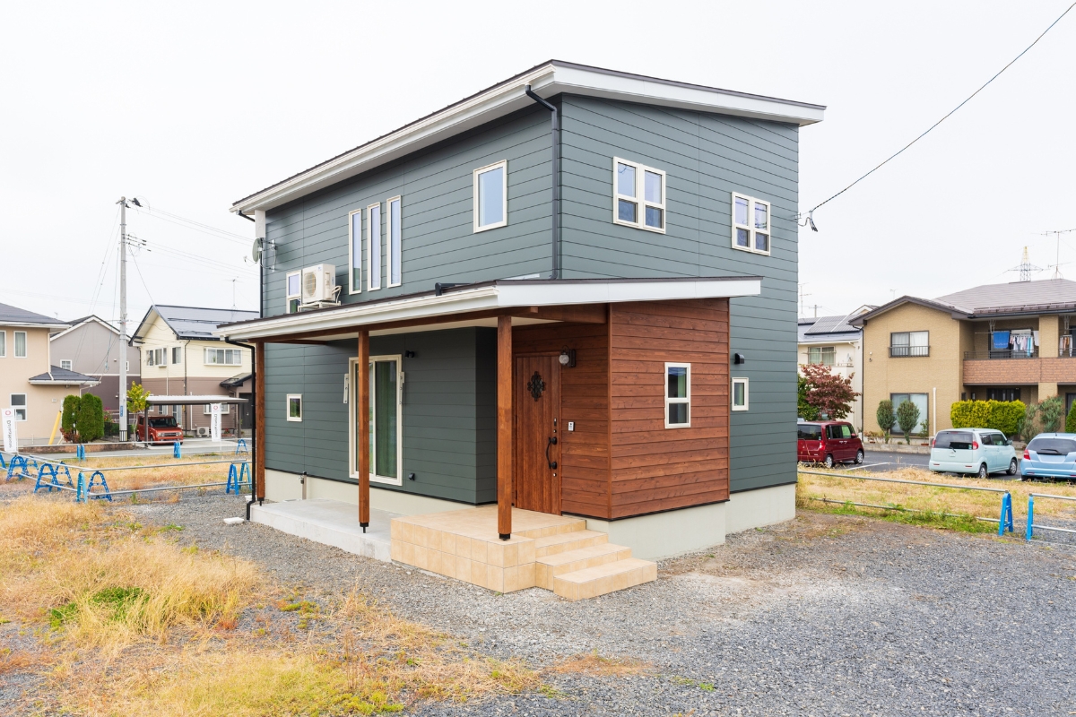 外観　モスグリーンの外壁が目を引く外観