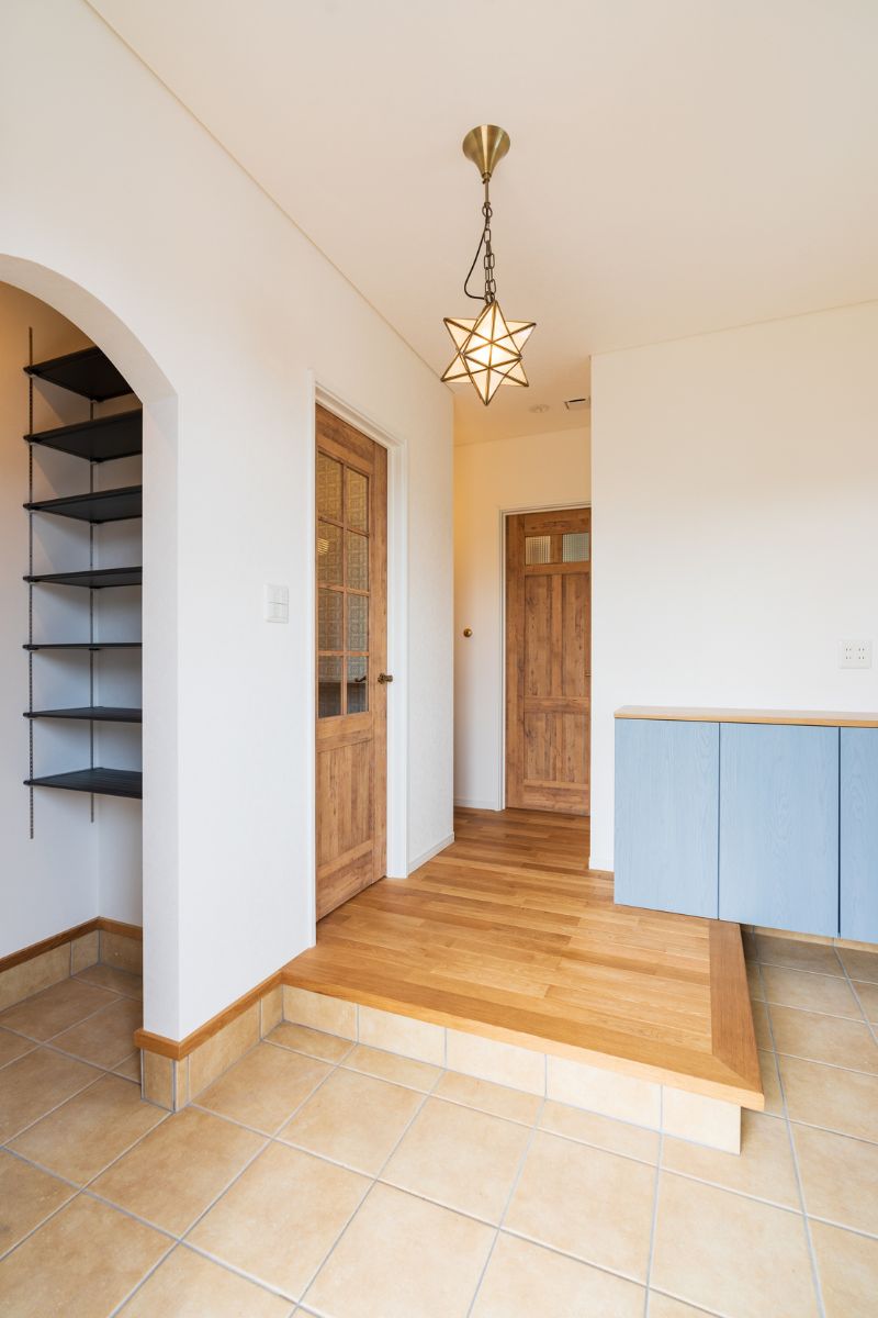 玄関　アールの垂れ壁が優しい空間に