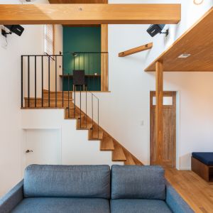 リビング　化粧梁とアイアン手すりのコントラストが美しい