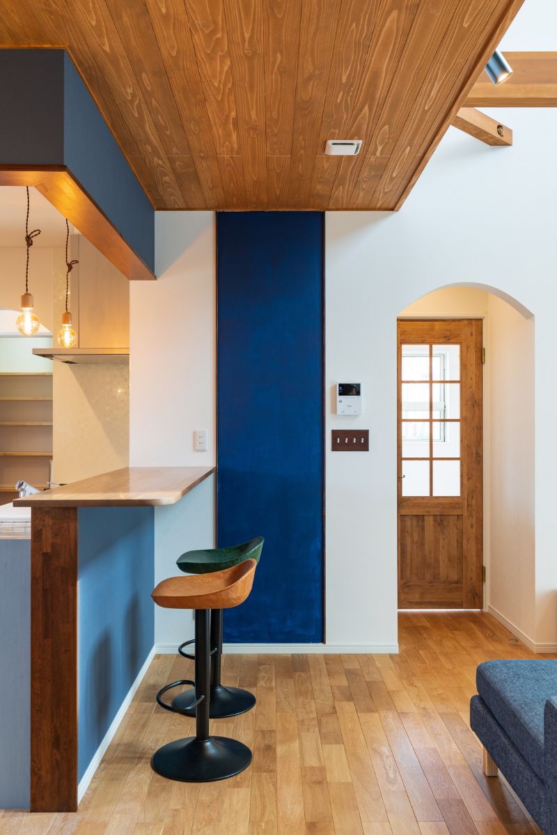 キッチンカウンター　奥のブルーの壁は家族で塗装した黒板